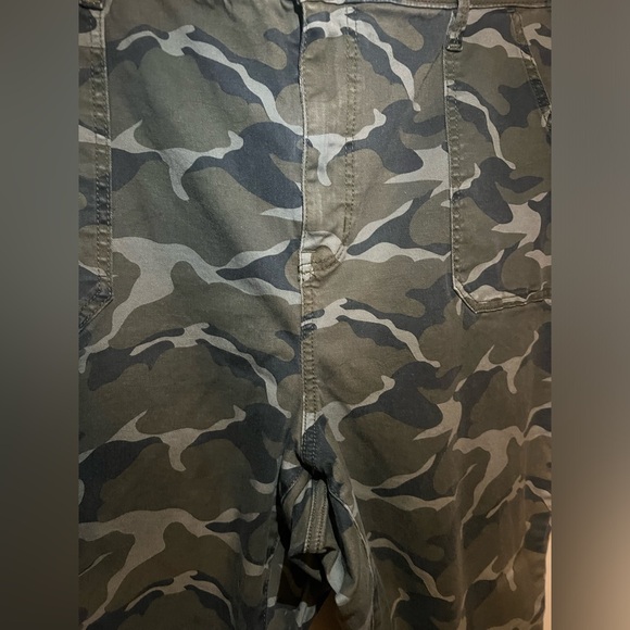 Cute Camouflage Skinny Jeans with Pockets (Size 24) - Picture 3 of 8